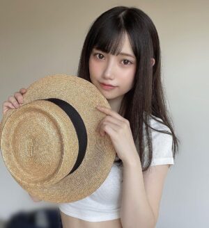 Akari Akase Instagram - 本日7/24(月)発売の #週刊プレイボーイ さん32号に掲載していただいています☀️

約2年ぶりの #週プレ さんへの登場です！

最近美味しいものモグモグしすぎて明らかに前よりは太っちゃいました…🥺💭💭💭💭
ですが可愛いく2年前とはまた違う感じのあかせを撮影してもらいましたので、お近くの書店やコンビニにて是非お迎えしてください！！！😂

#あかせあかり 
#掲載情報 
#麦わら帽子 
#可愛いは正義 かも