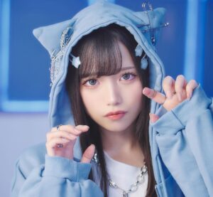 Akari Akase Instagram - この度、あかせがカラコンブランド『ハニーキス』のイメージモデルになりました~👀💫

めちゃ盛れる太フチとちゅるんっと可愛い発色で、
うるうるおめめになれちゃうカラコンです🫶🏻

これから新色もたくさん出るとの事ですのでお楽しみに
1枚目はちゅるんポップピンク
2枚目はちゅるんブルーを着用してます!
きゃわうるうるおめめになってるかな？૮ . ̫ . ა

ハニーキスはホテラバさんでGETできるので、 ぜひチェックしてみてください☑️✨️

ハニーキス公式通販サイト ホテラバ(@hotel_lovers.official)
#ハニーキス #HoneyKiss #カラコン #カラコン着画 #ホテラバ #ホテルラバーズ #PR