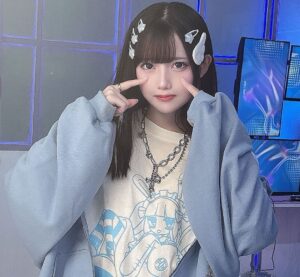 Akari Akase Instagram - この度、あかせがカラコンブランド『ハニーキス』のイメージモデルになりました~👀💫

めちゃ盛れる太フチとちゅるんっと可愛い発色で、
うるうるおめめになれちゃうカラコンです🫶🏻

これから新色もたくさん出るとの事ですのでお楽しみに
1枚目はちゅるんポップピンク
2枚目はちゅるんブルーを着用してます!
きゃわうるうるおめめになってるかな？૮ . ̫ . ა

ハニーキスはホテラバさんでGETできるので、 ぜひチェックしてみてください☑️✨️

ハニーキス公式通販サイト ホテラバ(@hotel_lovers.official)
#ハニーキス #HoneyKiss #カラコン #カラコン着画 #ホテラバ #ホテルラバーズ #PR