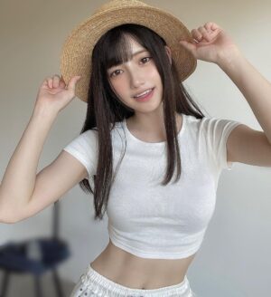 Akari Akase Instagram - 本日7/24(月)発売の #週刊プレイボーイ さん32号に掲載していただいています☀️

約2年ぶりの #週プレ さんへの登場です！

最近美味しいものモグモグしすぎて明らかに前よりは太っちゃいました…🥺💭💭💭💭
ですが可愛いく2年前とはまた違う感じのあかせを撮影してもらいましたので、お近くの書店やコンビニにて是非お迎えしてください！！！😂

#あかせあかり 
#掲載情報 
#麦わら帽子 
#可愛いは正義 かも