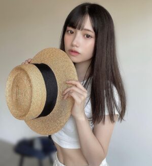 Akari Akase Instagram - 本日7/24(月)発売の #週刊プレイボーイ さん32号に掲載していただいています☀️

約2年ぶりの #週プレ さんへの登場です！

最近美味しいものモグモグしすぎて明らかに前よりは太っちゃいました…🥺💭💭💭💭
ですが可愛いく2年前とはまた違う感じのあかせを撮影してもらいましたので、お近くの書店やコンビニにて是非お迎えしてください！！！😂

#あかせあかり 
#掲載情報 
#麦わら帽子 
#可愛いは正義 かも