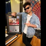 Akull Instagram - 💿💿💿 28 X Platinum Sales Of Laal Chunariya🧣 Grateful for all the love from listeners across 🌎 Thank you to my entire team 🤗 @universalmusicindia @vyrloriginals @mellowmellow @dhrruvyogi @iamchetnapande @poojasinghgujral @ankit_jayn @ericpillai @the_duggal_gal @simranduggal26 @chaituontheroll @stylebyoutro #akull #akullonthebeat #laalchunariya