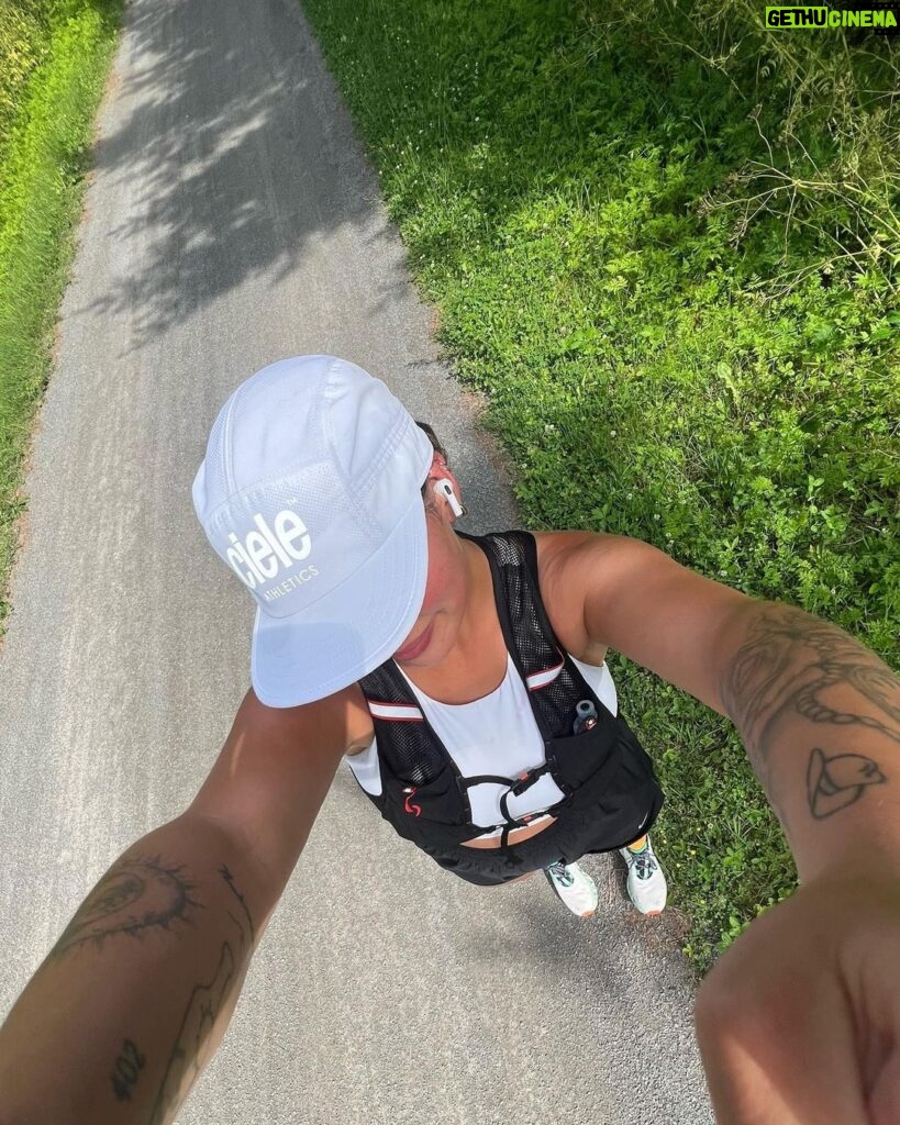 Alanis Desilets Instagram - Troisième 10km à vie. C'est cool de voir l'évolution. Pis surtout à quel point j'aurais jamais pensé être capable dans cette chaleur & avec les nuits courtes de la dernière semaine (👶🏻).