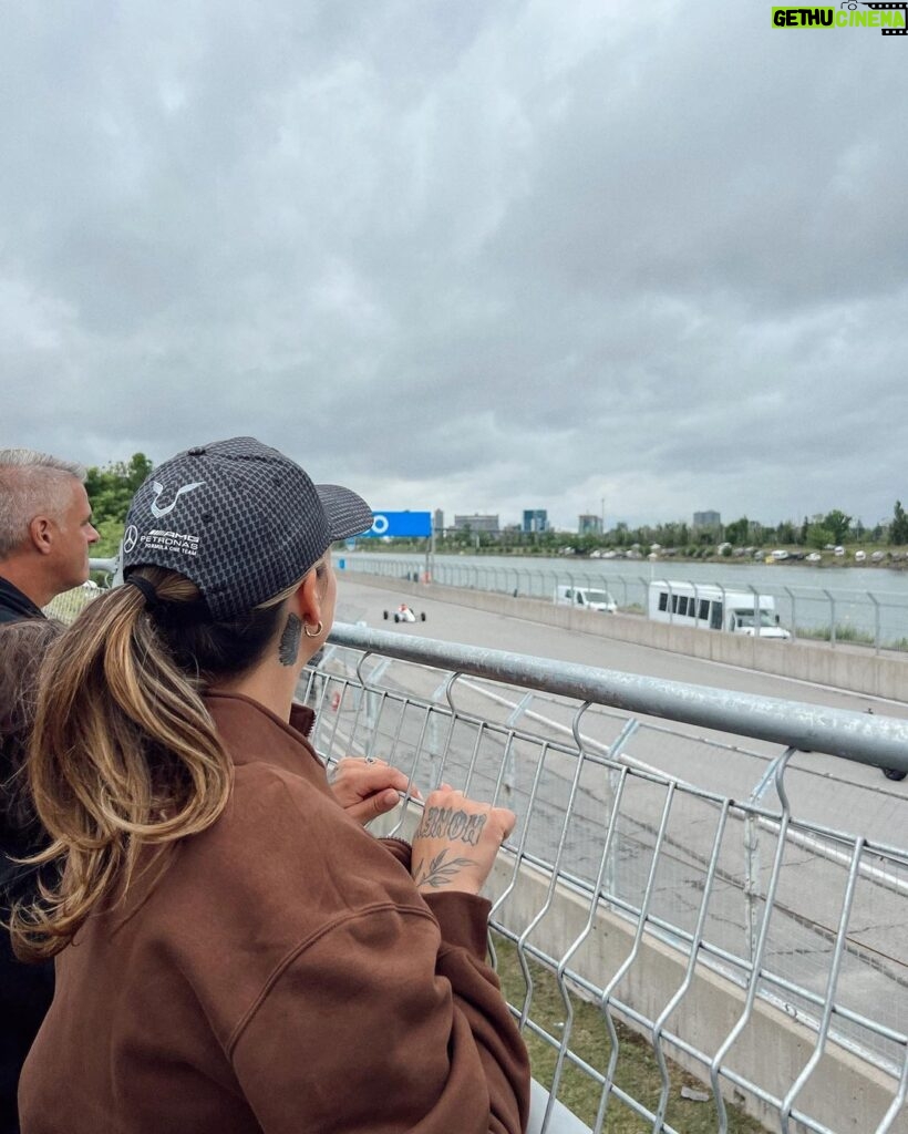 Alanis Desilets Instagram - Il y a 27ans mon père était au Circuit Gilles-Villeneuve alors que la travail de ma mère commençait et que j'allais me pointer le bout du nez.🤰🏻 Aujourd'hui on y était en famille et c'était la fête des pères! Une belle boucle quoi. 🤎🏁