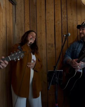 Alanis Desilets Instagram - 27🤎💫

Reconnaissante de tout & pour tout le monde avec qui j'ai la chance de partager cette vie.

Une autre année à poursuivre mon rêve d'être chanteuse internationale. 🎙️