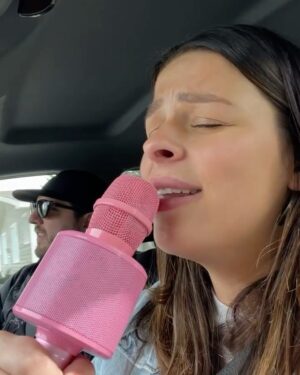 Alanis Desilets Instagram - 27🤎💫

Reconnaissante de tout & pour tout le monde avec qui j'ai la chance de partager cette vie.

Une autre année à poursuivre mon rêve d'être chanteuse internationale. 🎙️