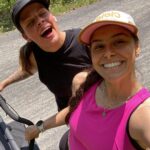 Alanis Desilets Instagram - 10KM !!!👋🏼🫠 Premier 10km. Je dis pas ça souvent, mais comme je suis fière. 3mois post deuxième bébé - si tu m'avais dit ça y'a 1an, je t'aurais pas crue étant VRAIMENT pas une coureuse de nature. 🥹 @le6amclub m'a clairement donné envie de pousser mes limites un brin. MAIS, je n'aurais jaaaamaaaais fait ça sans ma partner de touuuute @laugravel merci pour tes trucs, ta patience pis merci de me trouver bonne tout l'temps! 🫶🏼