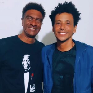 Aldri Anunciação Instagram - 🎈GARGALHADA CRÍTICA🎈
*O  humor pode ser uma ferramenta poderosa para combater o racismo. Em seu show de stand-up comedy "Preto de Neve", Hélio de La Peña nos ensina importantes lições práticas através de risadas e reflexão.

*Hélio aborda o tema do racismo com sagacidade e inteligência, questionando estereótipos e denunciando preconceitos de forma leve e respeitosa. Ele nos faz rir de situações absurdas que nascem do preconceito. 

*Mestre La Penã mostra que o  humor pode ser usado como uma forma saudável de aprendizado e conscientização.

*Continue nos divertindo e inspirando, Hélio!

 #CombateAoRacismo #HumorEducativo #PretoDeNeve #Reflexão #MudançaReal #HumorContraPreconceito
 #HumorTransformador #HumorCrítico #Antirracismo #Humor