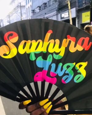 Aldri Anunciação Instagram - *Ontem estive presente na Parada LGBTQIA+ da Bahia. Uma coisa me chamou muita atenção, o tema. Este ano,  o lema foi "maior diversidade no mundo corporativo".

*Foi emocionante ver que as empresas estão abraçando essa causa e apoiando as lutas e causas da comunidade LGBTQIA+. Porém, é preciso ir além e agir da porta para dentro, promovendo mais diversidade nas chefias e nos lugares onde as ideias se encontram e influenciam o mundo. Mais contratações da diversidade.

*Acredito que a diversidade no mundo corporativo é benéfica para o planeta como um todo. Ela cria um canal de respeito mútuo e comunicação entre as pessoas, resultando em uma menor polarização e conflito humano. 

*Quando diferentes perspectivas são valorizadas, todos saem ganhando.

*Eu ainda tive a oportunidade de dar um abraço em Saphyra Luzz,  esta beleza que aparece na foto comigo.

*Estar na Parada LGBTQIA+ da Bahia foi uma experiência  repleta de amor e união. Pude sentir a energia contagiante da diversidade e o poder que ela tem de promover mudanças. Estou ansioso pelo próximo evento, pois sei que juntos podemos continuar avançando rumo a uma sociedade mais inclusiva e acolhedora para todos.

#paradagay #paradalgbtba
@saphyraluzz