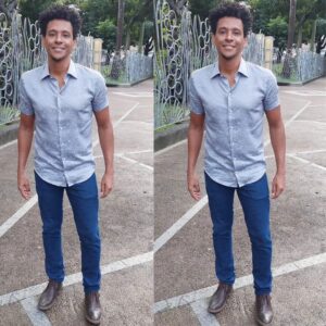 Aldri Anunciação Instagram - *Às vezes a felicidade está em lugares inusitados e simples, né?

*Sendo feliz com uma camisa!

#look
#lookdodia
#astral
#Felicidade