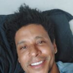 Aldri Anunciação Instagram - ‼️ Como surge um longa-metragem de ficção? Tudo começa com uma ideia.💡 Depois, criamos a situação dramática do filme, que é a base da história 📜 Em seguida, escrevemos o roteiro 📝 Mas não é só isso! Depois de pronto, é hora de encontrar parceiros que tenham interesse genuíno em contar aquela história. A partir daí, forma-se um mini-time para definir a estratégia do filme: é para cinema ou streaming? Qual o tom, linguagem, universo e gênero? O roteiro é revisado e passa por transformações e tratamentos para se adaptar. A próxima etapa é captar recursos financeiros e pré-produzir: desenhar um mapa de ação detalhado antes do início da produção-filmagem 🎥 E aí, quem aí tem vontade de fazer um filme? 🤔 #cinema #roteiro #ficção #movie #filmagem #arte #criatividade #produção