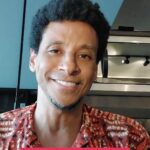 Aldri Anunciação Instagram - Convidamos o Aldri Anunciação para falar sobre a experiência transformadora que é o cinema brasileiro. Quem melhor para comemorar com a gente o Dia do Cinema Brasileiro do que ele, que já participou como roteirista, diretor e também ator (Café e Canela; Medida Provisória; Ilha; entre outros); além de toda a experiência como escritor (Namíbia, Não!) e ator de teatro. Assista o vídeo até o final para descobrir as 3 recomendações de filmes deixadas por @aldri.oficial que você não pode deixar de assistir! #BienalDoLivroBahia #CinemaBrasileiro #AldriAnunciacao #FilmeNacional #Cinema
