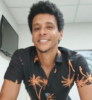 Aldri Anunciação Instagram - 🌴🧡 Iniciar bem na segunda-feira é uma forma de começar a semana com energia renovada e preparado para enfrentar os desafios que virão pela frente. Mas não precisa acreditar em fórmulas mágicas ou em autoajuda exagerada: simples mudanças no seu mindset e rotina podem fazer toda a diferença.

Se você tem aquela camisa preta com coqueiros laranjas, é hora de redescobri-la e aproveitar seu look. Mas, além disso, pratique ações simples para começar a semana de maneira positiva. Faça uma lista de prioridades, planeje suas tarefas com antecedência e organize sua rotina antes da segunda-feira chegar. Isso evita imprevistos e diminui a sensação de caos durante a semana.

Aproveite o final de semana para descansar e recarregar as energias. Faça atividades que te deixem feliz e relaxado, seja sozinho ou em companhia. Dedique um tempo para si mesmo e para as pessoas que você ama.

Iniciar bem na segunda-feira é uma questão de foco e disciplina, sem exagerar na cobrança e se deixar levar por ideias mirabolantes. Com pequenos ajustes na sua rotina, você pode encarar a semana com determinação e entusiasmo. 🙌🌴🧡 #iniciarsemana #segundafeira #coqueiroslaranjas #camisapreta #foco #disciplina #bemestar #rotina #prioridades #planejamento.