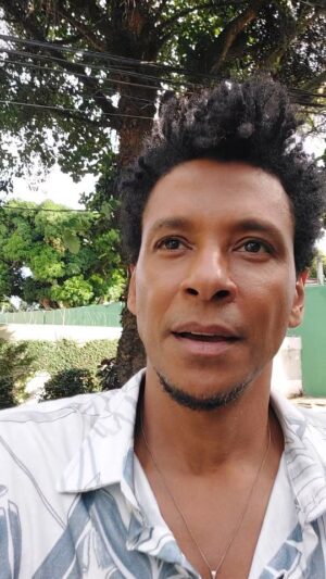 Aldri Anunciação Instagram - *CASAS SIMPLES E ANTIGAS*

*Enquanto caminhava pelas ruas de Salvador, me deparei com essas casas simples e antigas, escondidas entre prédios modernos. Fiquei pensando em quantas histórias devem estar guardadas nesses corredores estreitos e janelas coloridas. 

*São construções que nos mostram como era a arquitetura e o modo de vida da nossa cidade décadas atrás. Será que é importante preservá-las como documentos históricos? Deixe sua opinião nos comentários! 💭🏠 

#Salvador 
#ArquiteturaAntiga 
#PreservaçãoCultural
#casasantigas
#nossacidade
#aldrianunciação
#nossahistoria