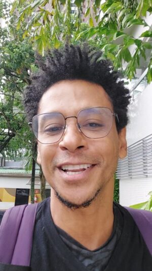 Aldri Anunciação Instagram - PASSIVIDADE da BRANQUITUDE NÃO-RACISTA: Vamos Falar  Sobre Isso?

* A passividade da branquitude não-racista tem gerado prejuízos sociais e econômicos cada vez mais evidentes. O racismo é uma praga histórica que ainda persiste na nossa sociedade  que impede um avanço significativo em direção à igualdade, e interrompe o "jogo" social saudável. 

*Indivíduos brancos que não se consideram racistas precisam entender que o racismo repousa nas estruturas econômicas que permeiam nossa sociedade, negando oportunidades e formando barreiras que impedem a ascensão de grupos sociais historicamente marginalizados como negros e indígenas.

*Isso afeta a sociedade como um todo, gerando prejuízos financeiros e sociais que se acentuam com o tempo. O acesso desigual a oportunidades de trabalho, a desigualdade salarial e a concentração de recursos nas mãos de um grupo seleto aprofundam a desigualdade social, marcando a divisão entre ricos e pobres e ampliando as diferenças entre brancos e não-brancos, e produzindo pessoas como aquelas que estavam na arquibancada do jogo entre Real Madrid e Valência na injúria racial coletiva contra o takwntoso Vinícius Jr., deixando evidente que nem o talento blinda a ação racista.

*É essencial que a branquitude não-racista se envolva cotidianamente na luta contra o racismo, assumindo uma postura mais ativa e engajada. Isso significa reconhecer os privilégios de serem branco em nossa sociedade e usá-los para ajudar a combater o racismo em todas as suas formas.

*Ao se conscientizar sobre o valor de suas ações, a branquitude não-racista pode ajudar a criar um ambiente social mais justo e igualitário que beneficie todos nós, contribuindo assim para o fim do racismo e da desigualdade social em todas as suas formas. Agindo juntos, podemos lutar por um futuro melhor para todos. 

#anti-racismo #justicasocial #igualdade #branquitudenanoracista #ativismo #lutacontraoracismo. #vinijr #viníciusjr #realmadrid