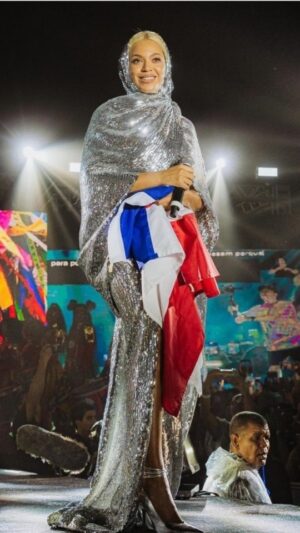 Aldri Anunciação Instagram - *Na década de 90, eu soube de uma festa numa cobertura no Rio de Janeiro em que o Samuel L. Jackson chegaria e seria recepcionado por artistas brasileiros. Infelizmente, não fui convidado para aquela festa, mas estava com muita vontade de ir. No dia seguinte, soube que Samuel  L. Jackson não passou da porta, pois viu que não tinha nem um negro ou negra  presente na festa. Aquela atitude de Sr. Jackson me marcou muito.

*Desde que voltei a morar na Bahia, tenho percebido uma presença negra proeminente em encontros e eventos de grande importância. 

*Nos últimos dois meses, a Bahia recebeu Viola Davis, Ângela Basset e agora a presença de Beyoncé. Isso nos revela  algo muito curioso e importante. É notória a presença da Bahia e do Nordeste no fomento da cultura, economia e relações étnicas do Brasil. A representatividade e a visibilidade dessas personalidades internacionais reafirmam a importância da diversidade e inclusão em todos os níveis da sociedade. 

*A presença de Beyoncé vai além de sua potência pop no mundo, ela é dona da empresa chamada Parkwood World, a qual nos recepcionou de maneira elegante, sutil e forte, revelando algo sobre como devemos, precisamos e podemos nos valorizar uns aos outros, sobretudo quando se trata da presença negra em meios bem intencionados e de grande importância. É essencial que o modo de produção e as empresas sejam conduzidos por pessoas negras e não negras, pois isso contribui para a valorização da diversidade e inclusão.

*"Para finalizar, gostaria de lembrar o que a Beyoncé nos disse nessa noite tão incrível em Salvador, que talvez tenha marcado o nosso modo de produção de uma maneira que a gente nem saiba ainda. Ela nos disse: 'olhem para vocês mesmos, olhem ao seu redor, olhem quem está ao seu lado, olhem a cultura, olhem o seu espaço, olhem quem está fazendo por ti, olhem o que é a nossa cultura baiana, olhem, vocês são incríveis.

*Beyoncé nos alertou para que a gente olhe para nós mesmos, transforme isso e leve ao mundo, e que NÃO SOMENTE O MUNDO  VENHA ATÉ AQUI. Podemos entender isso como um chamado. Ou não? Depende  de você! 

 #Inspiracional #Beyoncé #CulturaBaiana #Transformação"