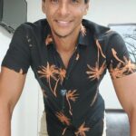 Aldri Anunciação Instagram - 🌴🧡 Iniciar bem na segunda-feira é uma forma de começar a semana com energia renovada e preparado para enfrentar os desafios que virão pela frente. Mas não precisa acreditar em fórmulas mágicas ou em autoajuda exagerada: simples mudanças no seu mindset e rotina podem fazer toda a diferença. Se você tem aquela camisa preta com coqueiros laranjas, é hora de redescobri-la e aproveitar seu look. Mas, além disso, pratique ações simples para começar a semana de maneira positiva. Faça uma lista de prioridades, planeje suas tarefas com antecedência e organize sua rotina antes da segunda-feira chegar. Isso evita imprevistos e diminui a sensação de caos durante a semana. Aproveite o final de semana para descansar e recarregar as energias. Faça atividades que te deixem feliz e relaxado, seja sozinho ou em companhia. Dedique um tempo para si mesmo e para as pessoas que você ama. Iniciar bem na segunda-feira é uma questão de foco e disciplina, sem exagerar na cobrança e se deixar levar por ideias mirabolantes. Com pequenos ajustes na sua rotina, você pode encarar a semana com determinação e entusiasmo. 🙌🌴🧡 #iniciarsemana #segundafeira #coqueiroslaranjas #camisapreta #foco #disciplina #bemestar #rotina #prioridades #planejamento.