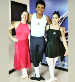 Aldri Anunciação Instagram - *DIA MUNDIAL DA DANÇA*
*Role pro lado e repare a minha desafiadora quinta posição nos pés da terceira foto. 😊

*O Dia Mundial da Dança é comemorado no dia 29 de abril. 

*Foi instituído pelo "Comitê Internacional da Dança" da UNESCO (Organização das Nações Unidas para a Educação, Ciência e Cultura) no ano de 1982.

*Vc acompanha esses passos de dança neste final de semana no @programaconexaobahia  na tela da @tvbahiaoficial.

#dança
#diamundialdadança
#ballet
#quintaposição

Obs: Na foto com as queridas @daniiielaguedes e Profa. Venécia.

Foto tirada pela @ebatecabrotas_horto