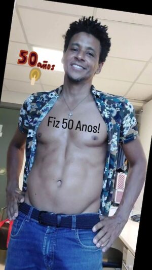 Aldri Anunciação Instagram - *Cheguei aos 50 anos finalmente! 

*Sinto-me extremamente sortudo por ter tido a minha mãe ao meu lado até quase essa idade. Hoje sei que carrego parte dela no meu corpo de 50!

*Mas essa sorte não parou por aí. Ainda tenho, aos 50 anos, a felicidade de ter meu pai ao meu lado. 

*A vida me deu a capacidade de perdoar, de buscar o entendimento e a compreensão em meio às controvérsias do mundo. A paciência de ouvir diferentes opiniões e encontrar aprendizado em cada uma delas. Essa habilidade se tornou uma riqueza que me fortalece na minha jornada.

*Ao longo desses 50 anos, sou agraciado com a dádiva de contar com amigos verdadeiros. E cada um deles sabe do que eu estou falando.  Amizades que resistiram à passagem dos 50 anos que se fortaleceram com as adversidades e que hoje são como pilares em minha vida. 

*Ao longo dessas cinco décadas, experimentei alegrias e tristezas, gozos e dores, beijos e tapas. 
A vida é um misto de sentimentos que nos molda, que nos lapida como seres humanos. Admiro as minhas conquistas, mas também encaro de frente minhas fraquezas, sabendo que eles têm um papel importante.

*Encontrei pessoas que me admiraram e pessoas  me desprezaram... pessoas que me respeitaram e pessoas que  me ignoraram...que  despertaram sentimentos ou ressentimentos em meu coração.

 *Aprendi que nem todos têm a capacidade de entender quem somos. Mas isso não me impede de seguir em frente, de continuar confiante ao lado daquelas lhe creditam.

*50 anos passaram como um flash! Essa passagem de tempo fortaleceu em mim a convicção de que vale a pena seguir por onde se quer  ir. 

*Portanto, deixem-me ir, preciso andar... e iniciar os meus próximos 50 anos. Sei que não será fácil, mas estou disposto a encarar cada obstáculo, cada aprendizado, cada Vitória e Derrota que estão por vir. 

*Aos meus 50 anos, sei que errei e acertei...que experimentei a multidão e a solidão...a admiração e o estranhamento.

*Que venham os próximos 50 capítulos... com todas as suas emoções, desafios e oportunidades. Estou pronto pra abraçar cada momento. Aproveitar ao máximo essa incrível jornada que é a vida.

*Antes que perguntem; sim, essa foto é de agora, e mostra um cinquentão! 😉