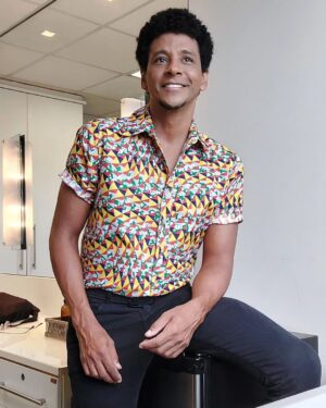 Aldri Anunciação Instagram - ✨🖤 Celebrando o mês da consciência negra com muito orgulho e estilo! 

*Hoje estou usando o look da Kekambas para esse mês tão importante de reflexão sobre nossa identidade. 

*Curtiram esse visual poderoso e cheio de significado? Vamos juntos celebrar e valorizar a nossa cultura e história! 🙌🏾✊🏾

 #MêsDaConsciênciaNegra #PoderNegro #Kekambas #CulturaNegra #Identidade #OrgulhoNegro #nofilter #melaninaacentuada #aldrianunciação