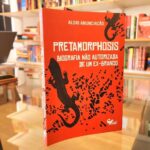Aldri Anunciação Instagram - 🌑 PRETAMORPHOSIS 🌑 Uma Novela Literária (Livro) Quando a noite cai sobre a cidade de Salvador, Gregório, jovem branco de uma classe média vaidosa, se vê envolvido em uma sequência de eventos sobrenaturais e assustadores. Após uma agitada festa, algo inusitado começa a tomar forma em sua vida. Na manhã seguinte, ao acordar, um pequeno sinal escuro surge em sua mão esquerda. A princípio, Gregório não dá muita importância ao sinal, pensando se tratar de uma simples mancha. No entanto, conforme os dias passam, o sinal misterioso começa a se expandir, cobrindo seu corpo aos poucos. O que poderia ser apenas uma questão de pele se transforma em algo profundamente perturbador. Em busca de respostas, Gregório procura ajuda médica, mas não encontra nenhum diagnóstico convincente. A precipitação de melanina em sua pele não é considerada uma doença pelos médicos, deixando-o perplexo. A transformação é inevitável, e Gregório se vê obrigado a lidar com uma mudança radical: ele se torna uma pessoa negra. Agora, Greg, como é carinhosamente conhecido pelos amigos, enfrenta um desafio além da compreensão médica. Ele se vê mergulhado em uma cidade que não está preparada para lidar com a diversidade racial. Salvador, conhecida pela sua herança negra, esconde camadas profundas de preconceito e discriminação. Determinado a encontrar a verdade por trás dessa metamorfose, Gregório embarca em uma jornada solitária. Durante sua busca, ele descobre Solano, seu único colega negro no curso de pós-graduação em mídias sociais. A princípio, Gregório nunca havia considerado uma aproximação com Solano, mas juntos eles mergulham em uma jornada de autodescoberta e aceitação. Enquanto desvenda os segredos que o cercam, Gregório encontra em Lamijad, uma jovem influencer ativista negra, um amor  que nasce sem revelar a verdade por trás de sua transformação. Em meio a um romance desonesto, ele se apega a essa conexão intensa sem nunca revelar sua verdadeira história: que ele é um ex-branco. No entanto, a situação se complica quando Gregório, em um momento de desespero e mistério, parte em busca de uma solução mística para reverter sua repentina negritude. (TEXTO CONTINUA NO COMENTÁRIO 👇🏽) Salvador, Bahia, Brasil - SSA