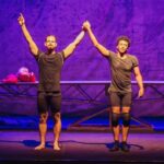 Aldri Anunciação Instagram - 🎭 O teatro é o lugar onde nossa humanidade é exercitada, tanto pelo público quanto pelos atores. No palco, temos a oportunidade de experimentar falhas e acertos em uma imitação verdadeira da vida. No espetáculo "O CAMPO DE BATALHA", exercitamos o músculo da humanidade ao tentar entender a gênese das inimizades. *Não estamos tentando expor as razões óbvias das brigas cotidianas e mundiais, afinal, já estamos cientes das materialidades e fatos. Nesse espetáculo, vamos nos debruçar sobre as razões que residem no mais profundo de nossas almas, aquelas que fazem com que um povo encare o outro culturalmente como inimigo. *Sim, de forma divertida e irônica, "O CAMPO DE BATALHA" é uma sessão de terapia coletiva, uma purgação de nossas dúvidas sobre a inimizade e a catarse de nossas "cabeças pensantes". *Amamos fazer esse espetáculo em Lauro de Freitas, BA, e na próxima semana, estaremos em Salvador, BA, no Sesi Casa Branca, nos dias 29 e 30 de setembro. *Você está convidado a se juntar ao nosso combate! Venha e mergulhe nessa experiência teatral que nos desafia a refletir sobre a humanidade em todas as suas nuances. Garantimos risadas, reflexões e uma noite inesquecível. Não perca! 🎭❤️🎭 Texto - Aldri Anunciação Direção - Márcio Meirelles Co-Direção - Fernando Philbert & Lázaro Ramos Assistência de Direção - Tacira Coelho e Bárbara Barbará Atores- Danilo Cairo e Aldri Anunciação Voz da Guerra - Fernanda Torres Produção Executiva - Leonel Henckes Assistência de Produção - Ysla Assis Realização- Melanina Acentuada Interações Comunicação - Nany Lima/Juliana Silveira Contrarregragem/Cenotécnico - Leonardo Brito Iuminação - Caboclo de Cobre Sonorização - Heitor Dantas Costureira - Dora Moreira / Larissa Desenho de Som - Tato Taborda Projeções - Rafael Grilo Videografismo - Rafael Gallo Cenografia/Figurino - Nello Marrese Iluminação - Jorginho de Carvalho *Centro Cultural SESI Casa Branca - Salvador 📅 29 e 30 de setembro o | 19h 🎟️ R$20 (inteira) | R$ 10(meia) | R$29 (casadinha) #teatro #arte #humanidade #OcampoDeBatalha #terapiacoletiva #inimizade #Salvador #sescasabranca #aldrianunciação #márciomeireles #lázaroramos #fernandophilbert Salvador, Bahia, Brasil - SSA