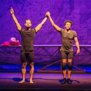 Aldri Anunciação Instagram - 🎭 O teatro é o lugar onde nossa humanidade é exercitada, tanto pelo público quanto pelos atores. No palco, temos a oportunidade de experimentar falhas e acertos em uma imitação verdadeira da vida. No espetáculo "O CAMPO DE BATALHA", exercitamos o músculo da humanidade ao tentar entender a gênese das inimizades.

*Não estamos tentando expor as razões óbvias das brigas cotidianas e mundiais, afinal, já estamos cientes das materialidades e fatos. Nesse espetáculo, vamos nos debruçar sobre as razões que residem no mais profundo de nossas almas, aquelas que fazem com que um povo encare o outro culturalmente como inimigo.

*Sim, de forma divertida e irônica, "O CAMPO DE BATALHA" é uma sessão de terapia coletiva, uma purgação de nossas dúvidas sobre a inimizade e a catarse de nossas "cabeças pensantes". 

*Amamos fazer esse espetáculo em Lauro de Freitas, BA, e na próxima semana, estaremos em Salvador, BA, no Sesi Casa Branca, nos dias 29 e 30 de setembro.

*Você está convidado a se juntar ao nosso combate! Venha e mergulhe nessa experiência teatral que nos desafia a refletir sobre a humanidade em todas as suas nuances. Garantimos risadas, reflexões e uma noite inesquecível. Não perca! 🎭❤️🎭

Texto - Aldri Anunciação 
Direção - Márcio Meirelles
Co-Direção - Fernando Philbert & Lázaro Ramos

Assistência de Direção - Tacira Coelho e Bárbara Barbará

Atores- Danilo Cairo e Aldri  Anunciação 
Voz da Guerra - Fernanda Torres

Produção Executiva - Leonel Henckes
Assistência de Produção - Ysla Assis

Realização- Melanina Acentuada Interações

Comunicação - Nany Lima/Juliana Silveira
Contrarregragem/Cenotécnico - Leonardo Brito
Iuminação - Caboclo de Cobre
Sonorização - Heitor Dantas
Costureira - Dora Moreira / Larissa
Desenho de Som - Tato Taborda
Projeções - Rafael  Grilo 
Videografismo - Rafael Gallo
Cenografia/Figurino - Nello Marrese
Iluminação - Jorginho de Carvalho

*Centro Cultural SESI Casa Branca - Salvador
📅 29 e 30 de setembro o | 19h
🎟️ R$20 (inteira) | R$ 10(meia) | R$29 (casadinha)

#teatro #arte #humanidade #OcampoDeBatalha  #terapiacoletiva  #inimizade  #Salvador #sescasabranca
#aldrianunciação  #márciomeireles #lázaroramos #fernandophilbert