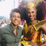 Aldri Anunciação Instagram – *Ontem estive presente na Parada LGBTQIA+ da Bahia. Uma coisa me chamou muita atenção, o tema. Este ano,  o lema foi “maior diversidade no mundo corporativo”.

*Foi emocionante ver que as empresas estão abraçando essa causa e apoiando as lutas e causas da comunidade LGBTQIA+. Porém, é preciso ir além e agir da porta para dentro, promovendo mais diversidade nas chefias e nos lugares onde as ideias se encontram e influenciam o mundo. Mais contratações da diversidade.

*Acredito que a diversidade no mundo corporativo é benéfica para o planeta como um todo. Ela cria um canal de respeito mútuo e comunicação entre as pessoas, resultando em uma menor polarização e conflito humano. 

*Quando diferentes perspectivas são valorizadas, todos saem ganhando.

*Eu ainda tive a oportunidade de dar um abraço em Saphyra Luzz,  esta beleza que aparece na foto comigo.

*Estar na Parada LGBTQIA+ da Bahia foi uma experiência  repleta de amor e união. Pude sentir a energia contagiante da diversidade e o poder que ela tem de promover mudanças. Estou ansioso pelo próximo evento, pois sei que juntos podemos continuar avançando rumo a uma sociedade mais inclusiva e acolhedora para todos.

#paradagay #paradalgbtba
@saphyraluzz Salvador, Bahia, Brasil – SSA