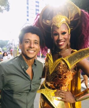 Aldri Anunciação Instagram - *Ontem estive presente na Parada LGBTQIA+ da Bahia. Uma coisa me chamou muita atenção, o tema. Este ano,  o lema foi "maior diversidade no mundo corporativo".

*Foi emocionante ver que as empresas estão abraçando essa causa e apoiando as lutas e causas da comunidade LGBTQIA+. Porém, é preciso ir além e agir da porta para dentro, promovendo mais diversidade nas chefias e nos lugares onde as ideias se encontram e influenciam o mundo. Mais contratações da diversidade.

*Acredito que a diversidade no mundo corporativo é benéfica para o planeta como um todo. Ela cria um canal de respeito mútuo e comunicação entre as pessoas, resultando em uma menor polarização e conflito humano. 

*Quando diferentes perspectivas são valorizadas, todos saem ganhando.

*Eu ainda tive a oportunidade de dar um abraço em Saphyra Luzz,  esta beleza que aparece na foto comigo.

*Estar na Parada LGBTQIA+ da Bahia foi uma experiência  repleta de amor e união. Pude sentir a energia contagiante da diversidade e o poder que ela tem de promover mudanças. Estou ansioso pelo próximo evento, pois sei que juntos podemos continuar avançando rumo a uma sociedade mais inclusiva e acolhedora para todos.

#paradagay #paradalgbtba
@saphyraluzz