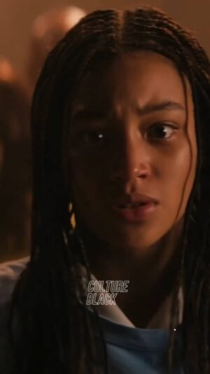 Aldri Anunciação Instagram - 🔥"NÃO IMPORTA QUÃO GRANDES são os olhos do estrangeiro, eles não conseguem ver.” Saidiya Hartman 🔥

*Esta poderosa citação de Saidiya Hartman nos lembra da importância da empatia e da necessidade de nos colocarmos no lugar do outro para compreender verdadeiramente suas experiências. Aplicando essa reflexão às narrativas negras, percebemos que há lugares nas histórias e criações artísticas de artistas negros que a branquitude precisa ter a sabedoria de ver, enxergar e refletir.

*A literatura, o cinema, o teatro, a música e os roteiros produzidos por artistas negros carregam consigo camadas de significados duplos ou múltiplos, que tornam essas obras não apenas necessárias, mas também transformadoras de mundos. Cada cena, cada palavra, cada nota musical pode conter uma mensagem profunda e uma perspectiva única sobre a experiência negra.

*Minha conexão com a branquitude se fundamenta através dessas ficções. 

*As ficções negras promovem a união entre os povos ao estabelecer uma ponte de compreensão e solidariedade. 

*Ao observar uma cena em um filme produzido por artistas negros, por exemplo, é importante ir além da superfície e tentar compreender as nuances e mensagens subjacentes. Em vez de apenas apreciar a estética visual ou a trama em si, podemos nos perguntar: 
Como essa cena reflete a experiência negra? 
Quais são as questões sociais, históricas ou políticas abordadas? 
Essa reflexão nos ajuda a desenvolver uma consciência crítica e a ampliar nossa visão de mundo.

*Portanto, ao considerar a citação de Saidya Hartman, é crucial reconhecer a importância de ver, enxergar e refletir sobre os lugares e as narrativas negras que muitas vezes são invisibilizadas ou compreendidas de forma superficial. Através da empatia e da disposição para nos colocarmos no lugar do outro, temos a oportunidade de despertar uma compreensão mais profunda da realidade alheia e contribuir para a construção de um mundo mais inclusivo e igualitário.

OBS: filme "O Ódio que Você Semeia" baseado no livro de Angie Thomas.

#OlhosDoEstrangeiro #NarrativasNegras #SabedoriaDaBranquitude #Empatia #ColocarNoLugarDoOutro #CamadasDeSentidos #FicçõesTransformadoras #UniãoEntrePovos #CinemaNegro