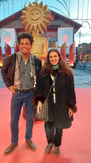 Aldri Anunciação Instagram - *Tive a honra de iniciar as premiações ao cinema gaúcho no prestigiado Festival de Cinema de Gramado em 2023. 

*Participar desse júri com colegas incríveis como André  Novais, Laura Castro, Danielle Bertolini e Humberto Silva tem sido uma experiência incrível, prazerosa e enriquecedora.

*É gratificante ter a oportunidade de reconhecer e premiar talentos locais, que contribuem para o crescimento e fortalecimento do cinema no Rio Grande do Sul. Ver tantos filmes de alta qualidade e acompanhar de perto a evolução do cenário cinematográfico regional tem sido inspirador.

*O Festival de Cinema de Gramado é reconhecido nacionalmente e internacionalmente como um dos mais importantes eventos do gênero no Brasil. Ter a chance de desempenhar um papel nessa celebração do cinema gaúcho é uma responsabilidade que acolho com orgulho.

*É uma experiência única poder debater e trocar ideias com profissionais dedicados e apaixonados pela sétima arte.

*Que possamos continuar valorizando e incentivando a produção cinematográfica local, porque o cinema gaúcho merece ser reconhecido e celebrado. Que venham mais experiências enriquecedoras como essa, contribuindo para que nosso cinema cresça cada vez mais. 

*Estou animado para os próximos dias do festival e para as premiações que ainda estão por vir.

*Vida longa ao cinema gaúcho! 🎥🌟

OBS: Video feito afetivamente por @bertolinidanielle
