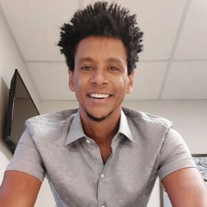 Aldri Anunciação Instagram - *Às vezes a felicidade está em lugares inusitados e simples, né?

*Sendo feliz com uma camisa!

#look
#lookdodia
#astral
#Felicidade