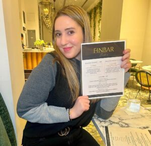 Aleeza Ben Shalom Instagram - 2 matchmakers and a couple walk into a good kosher sushi spot🍣 📍 @finbarnyc 📍

#matchmakers #jewish #kosher #sushi #koshersushi