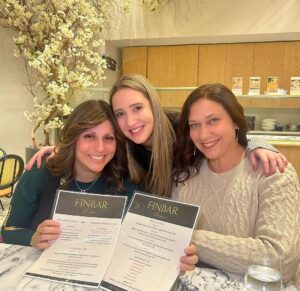 Aleeza Ben Shalom Instagram - 2 matchmakers and a couple walk into a good kosher sushi spot🍣 📍 @finbarnyc 📍

#matchmakers #jewish #kosher #sushi #koshersushi