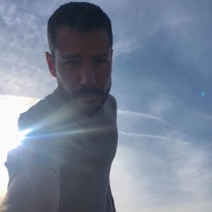 Alejandro Albarracín Instagram - Anoche soñaba que había contratado un masaje de dos horas y justo cuando iban a empezar a dármelo va y suena el despertador. Creo que no me lo merezco.