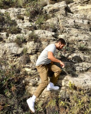 Alejandro Albarracín Instagram - Yo: Mamá, hazme una foto.
Madre: Ya. Venga tira palante.