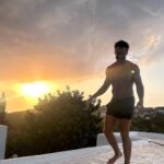 Alejandro Albarracín Instagram – Dando rienda suelta a uno de mis poderes. Colocar los elementos para una buena puesta de sol.