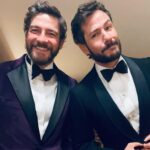 Alejandro Albarracín Instagram - Alguien me aconsejó que no dijera de quién era el esmoquin que llevaba este día. 🤭 Otro amigo me preguntó si era de Armani 😅. Y es que resulta que justo la semana anterior a la fiesta de @gqspain estaba pasando unos días en Ronda con la familia y no pude probarme en Madrid un esmoquin para ponerme 😥. ¿Qué hago? Pues ponerme el esmoquin de mi padre, que se compró en la tienda de su hermano @galancamiseria1905 cuando yo ni había nacido. Pero no se queda ahí la cosa. Imaginad lo siguiente en plan videoclip con música, todo hay que recordarlo en con música. Mi madre arreglándome el fajín porque me quedaba un poco ancho. Mi padre recomendándome los mejores gemelos y los botones que mejor iban con la camisa. No pude tener mejores ayudantes. Total, que hice el photocall con la cabeza muy alta. Y por supuesto que contaba de quién era el esmoquin, porque eso era lo mejor. Fue una noche muy entretenida porque mi amigo @felixgomezactor es el más divertido y @nataliaro92 es la mejor para perrear. Eso sin contar la cantidad de compañeros que hacía tiempo que no veía y lo que alegra reencontrarse. Es curioso, algo que en un principio puede parecer superficial como es vestirse de esmoquin para una fiesta, esconde una historia que no creo que olvide fácilmente. Gracias por la foto @jcnavarrosarac 😉 Hotel Palace, Madrid, España