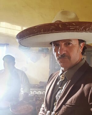 Alejandro Ávila Instagram - Apunto de iniciar la segunda temporada de #elgallodeoro  #SECUNDINOEDGO  12 de enero por @vix