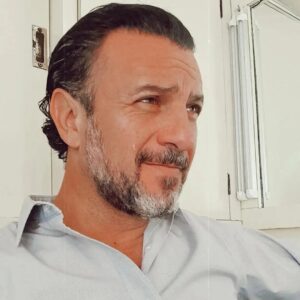 Alejandro Ávila Instagram - Trabaja para ser útil, no importante,
Vive para ser feliz,  no poderoso,
Lucha para llenarte de paz y estarás hecho.

#actor #happy #goals
