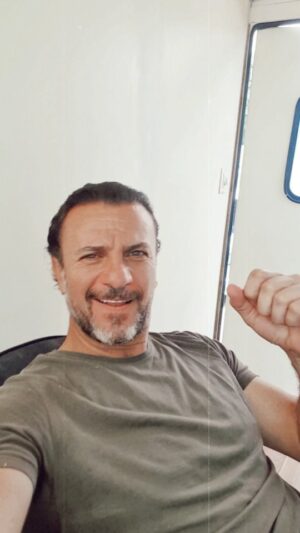 Alejandro Ávila Instagram - Con música se alegra el corazón,  Ánimo! 🎶🎶🕺