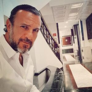Alejandro Ávila Instagram - Cuando creas estar SOLO, mirate en el espejo y entenderás que  SIEMPRE  estará alguien para ti,  TÚ! 

(Siempre de la mano de DIOS) 🙏🏻