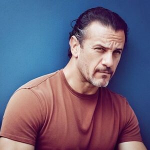 Alejandro Ávila Instagram - Si robas que sea un beso
Si lloras que sea de alegría 
Si pierdes que sea el miedo 
Si ganas que sea experiencia. 

EVOLUCIONA!

#actor #happy #evolution #evolución