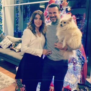 Alejandro Ávila Instagram - FELIZ NAVIDAD!  Les deseamos @gordimarti #coco🐺 y yop. Gracias por tanto! L@s queremos! 🎁🙏🏻😘