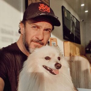 Alejandro Ávila Instagram - Una con mi #angelito en la tierra #coco🐺 

#angeldog #life #happy