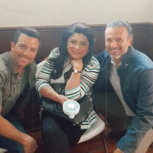 Alejandro Ávila Instagram - @coronadelagrimasof  #refugiochavero @victoriaruffo #mundochavero @manedelaparra con #bandolero que gozadera trabajar con tan bellos seres humanos,  gracias 🙂 😘🙏🏻