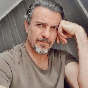 Alejandro Ávila Instagram - Cual es tu historia? .......

#actor #happy #green