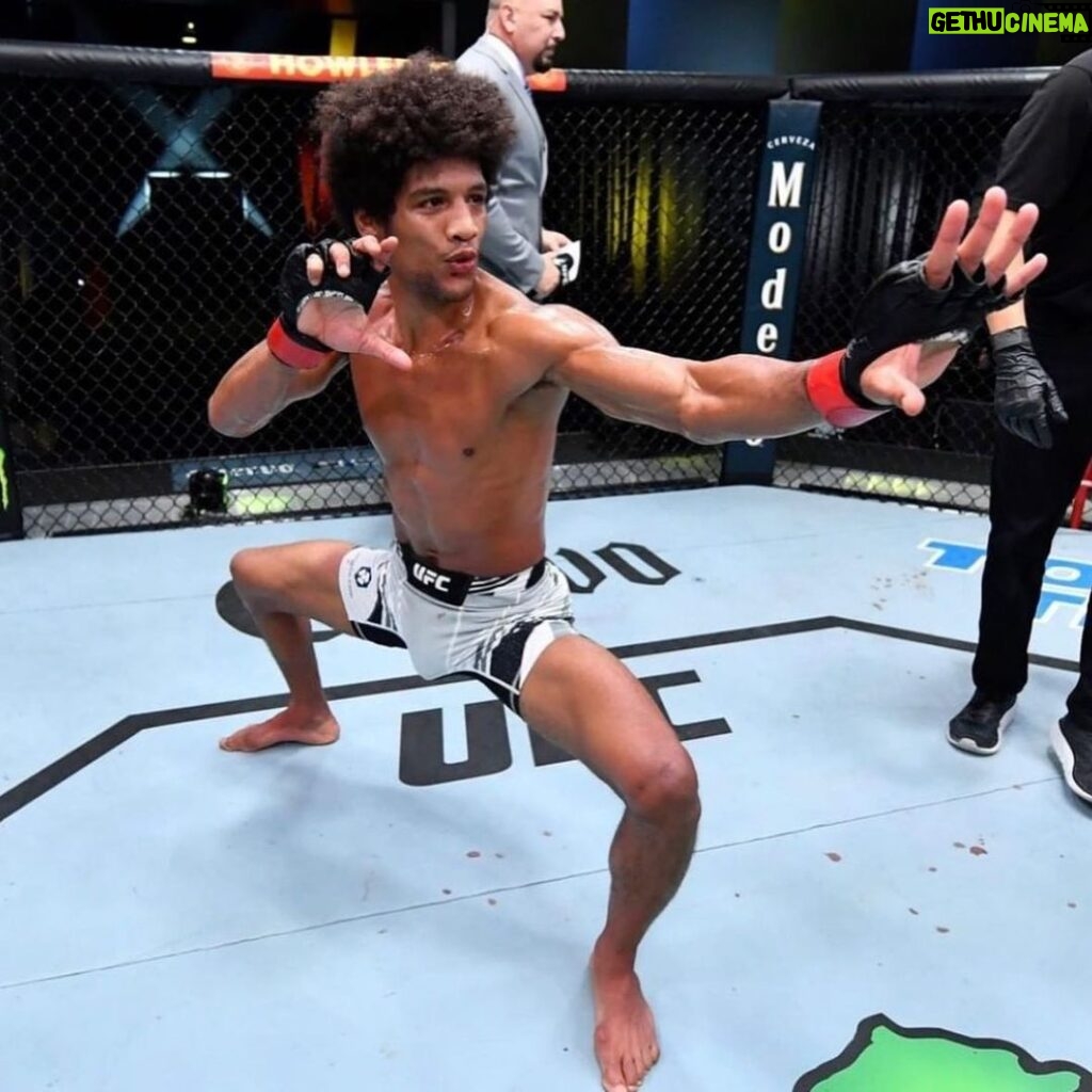 Alex Caceres Instagram - 👊🏽🚨New guest alert!🚨 MMA fighter & #15 in the UFC featherweight rankings @i_am_here_now_alex joins us!🔥 - 📥DM ur fan questions or 👇🏽comment below! - #SexAndViolenceWithRebelGirl 🎙💋 #UFC #MMA #BruceLeeRoy #AlexCarceres Orange County, California