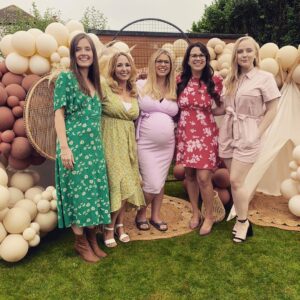 Alexa Davies Instagram - Time moves so quickly down south that when you go back up north, some of your friends are already mothers and others are about to be. I love my girls so much 💕