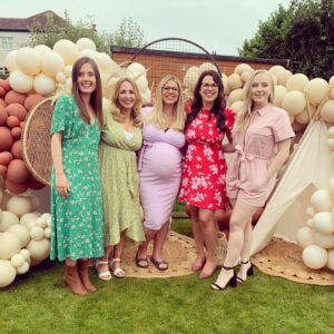 Alexa Davies Instagram - Time moves so quickly down south that when you go back up north, some of your friends are already mothers and others are about to be. I love my girls so much 💕